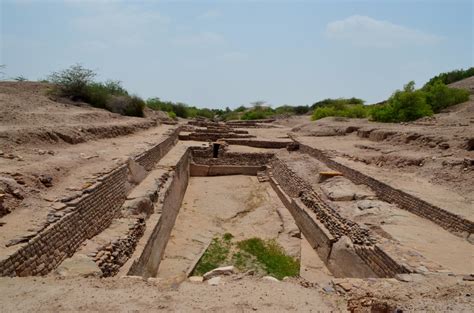 which is the largest city of harappan civilization|Dholavira: a Harappan City .